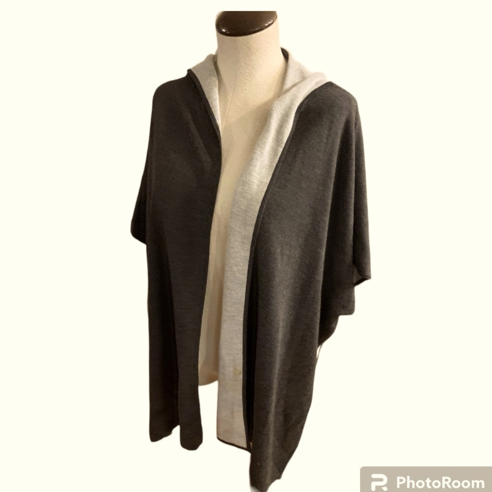 AVA, S/M, Grey Short sleeve Hooded Poncho Rauna
